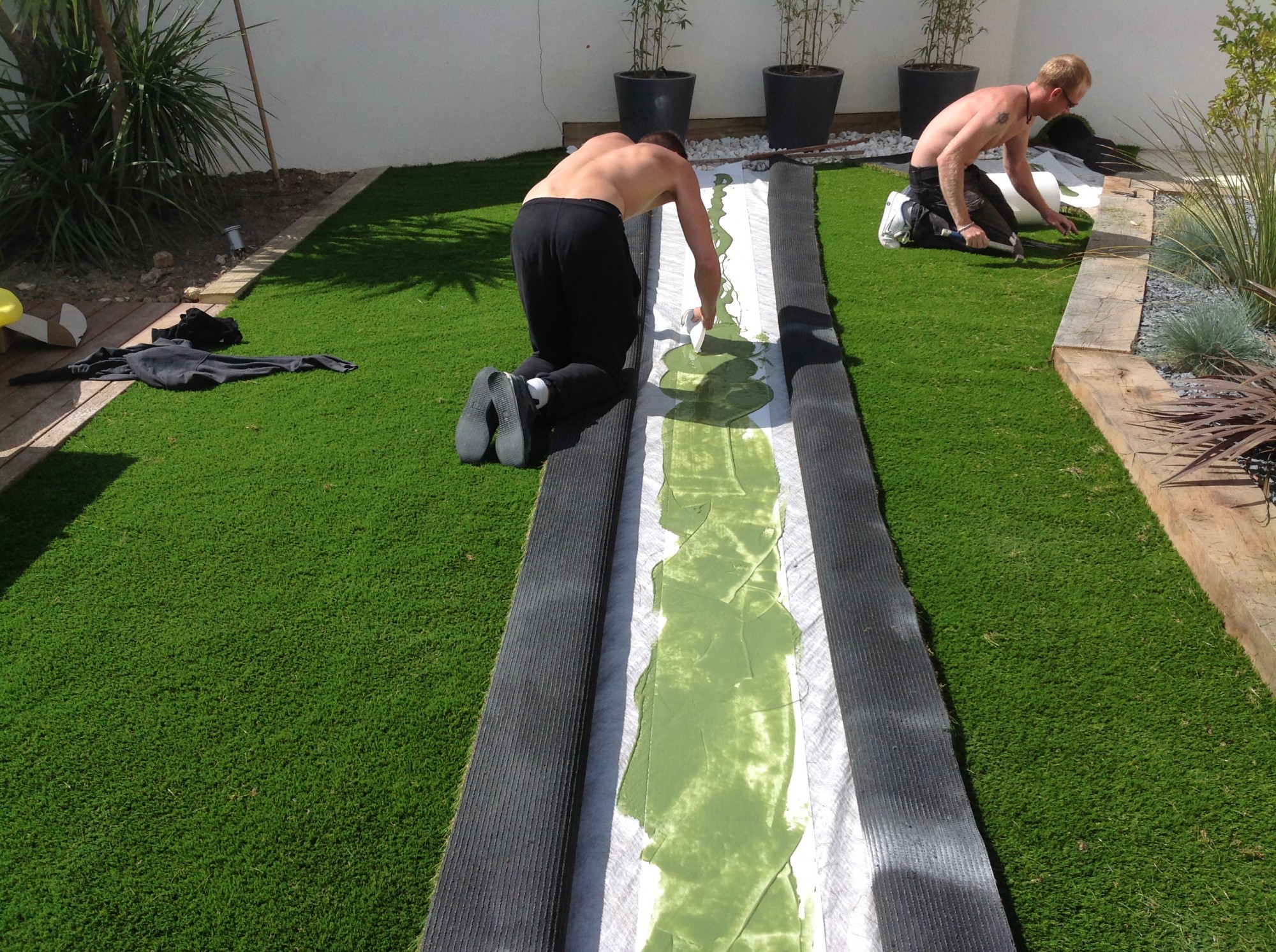 Collage des lés de gazon synthétique à Aix en Provence